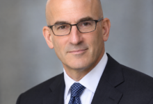 Peter Orszag Bald: ¿Qué se sabe realmente sobre su cabello? 9 Peter Orszag Bald